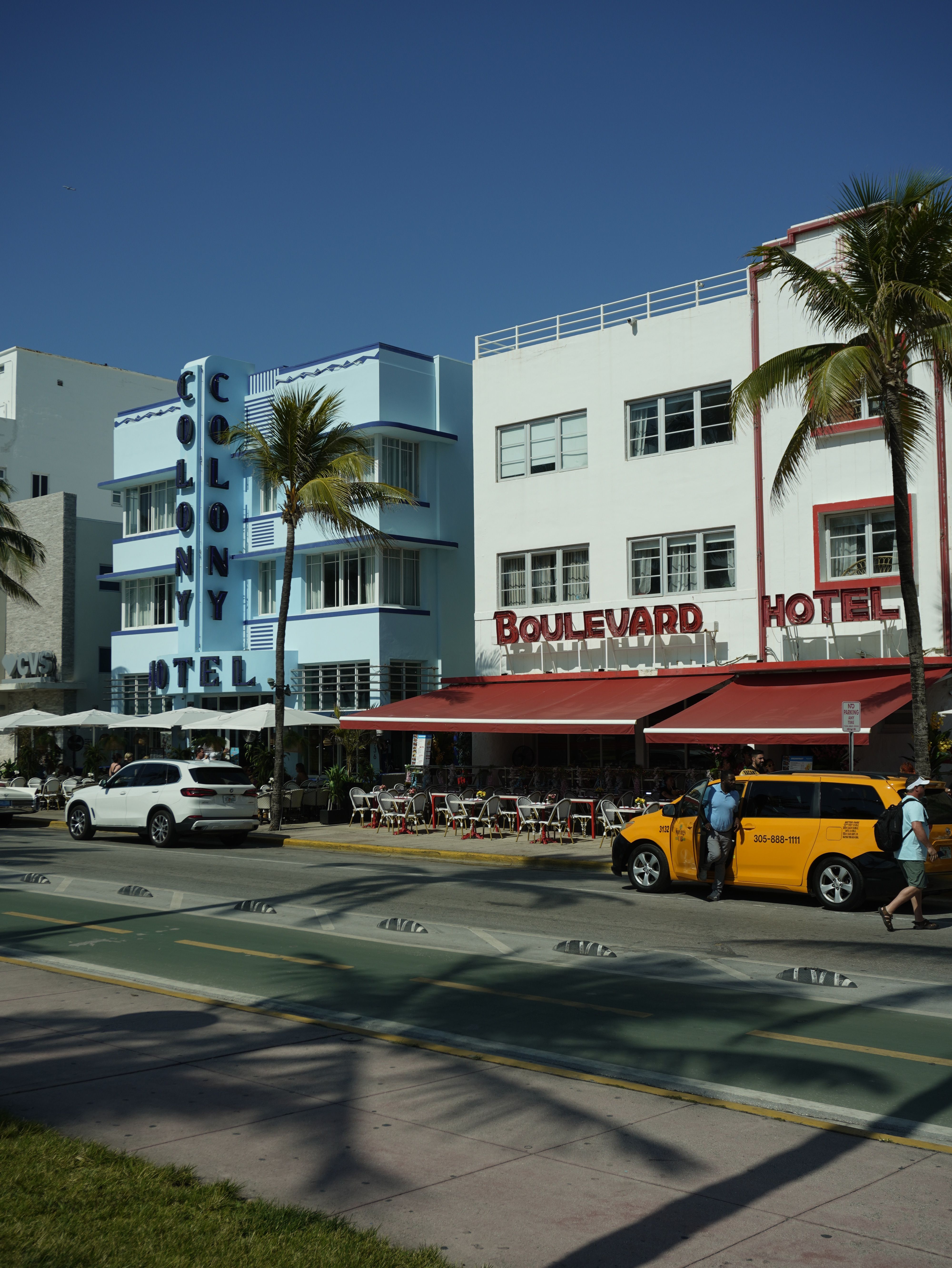 Vibrant Day at Iconic Miami Beach Boulevard · Free Stock Photo