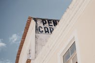 一张阳光明媚的日子里拍摄的标志性历史建筑立面的低角度特写