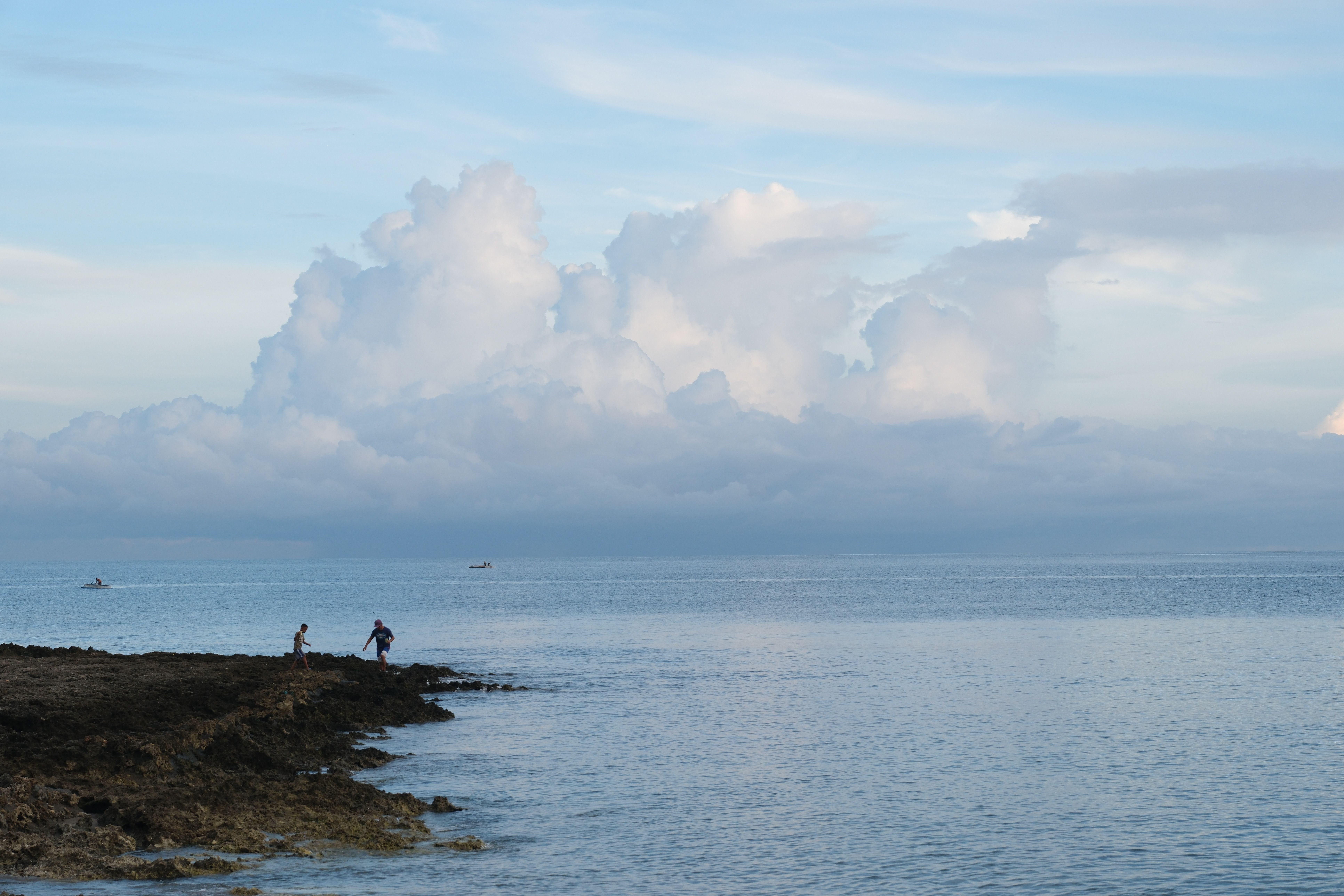 Côte des Philippines sous une lumière matinale couverte et tamisée