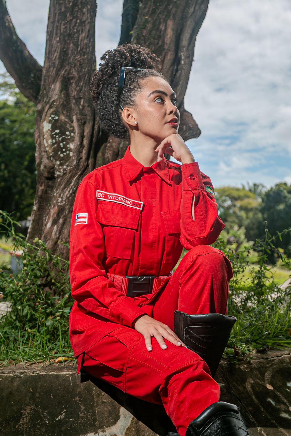 Retrato De Bombeiro Em Uniforme Vermelho Vibrante Ao Ar Livre · Foto ...