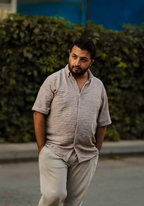 Free A man dressed casually in an urban outdoor setting showing confidence and style. Stock Photo