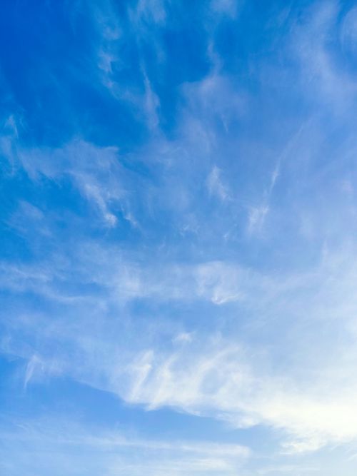 Free A captivating view of the blue sky with delicate clouds over Birmingham, UK. Stock Photo