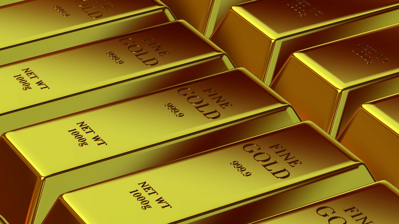 金の国際価格が史上初めて4,600ドルを突破したニュースに合わせ、輝く金の延べ棒を積み重ねたイメージ