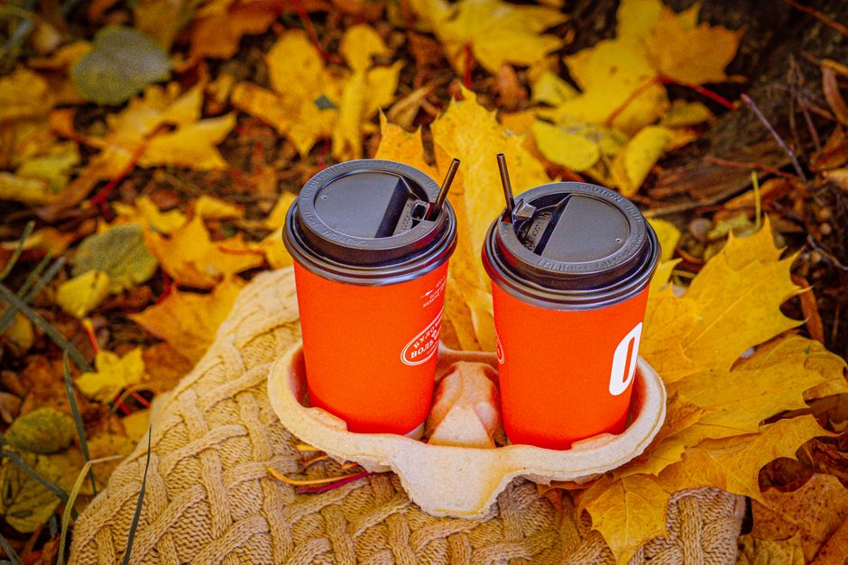 Koffiehoek met warme kleuren en herfstbladeren. Koffiehoek met warme kleuren en herfstbladeren.