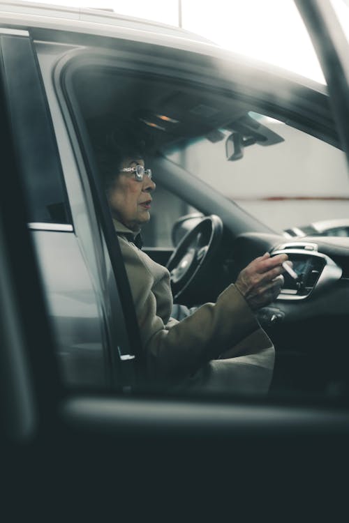 坐在车内吸烟时坐着的女人