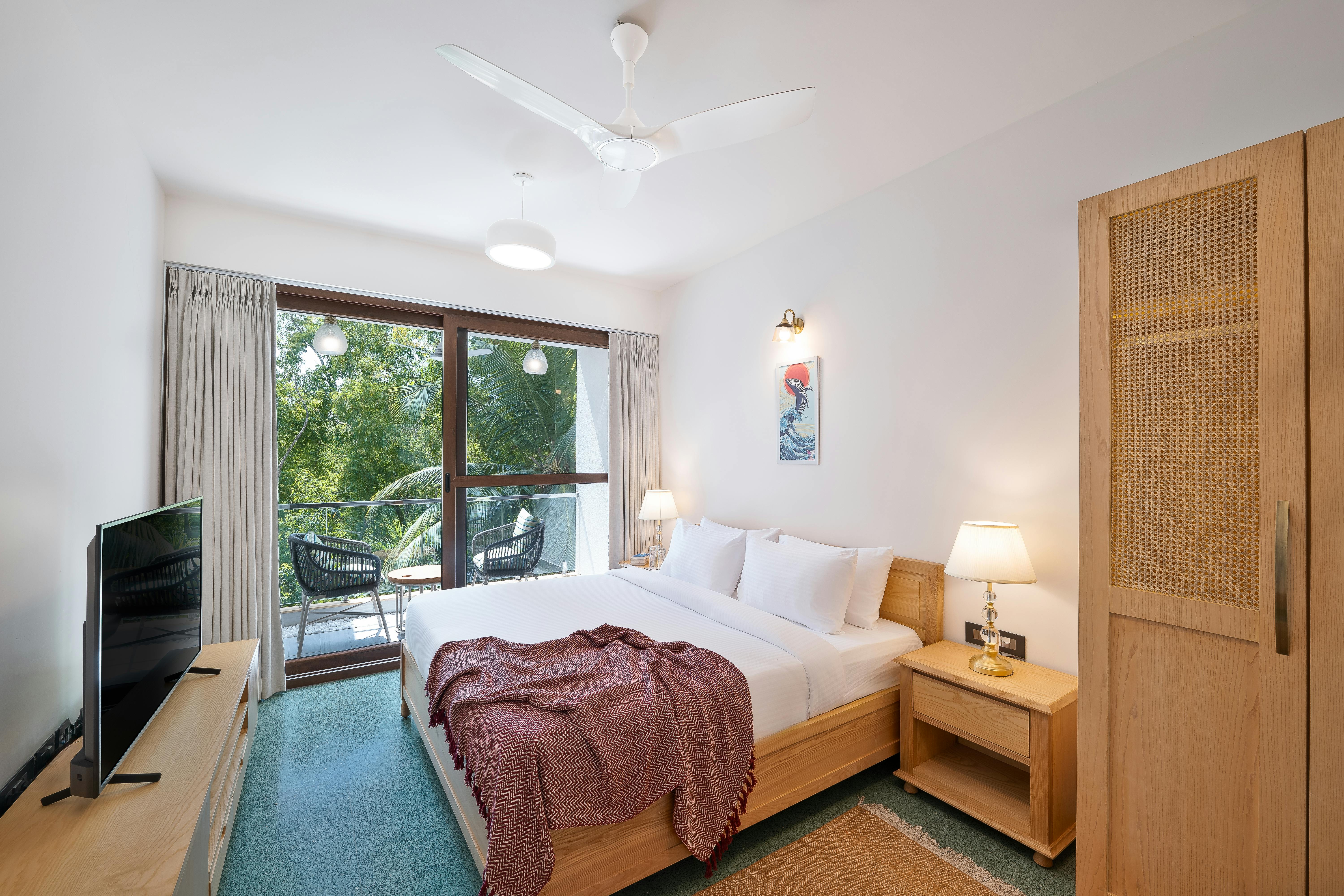 Zaciemniające zasłony od sufitu do podłogi w spokojnej sypialni