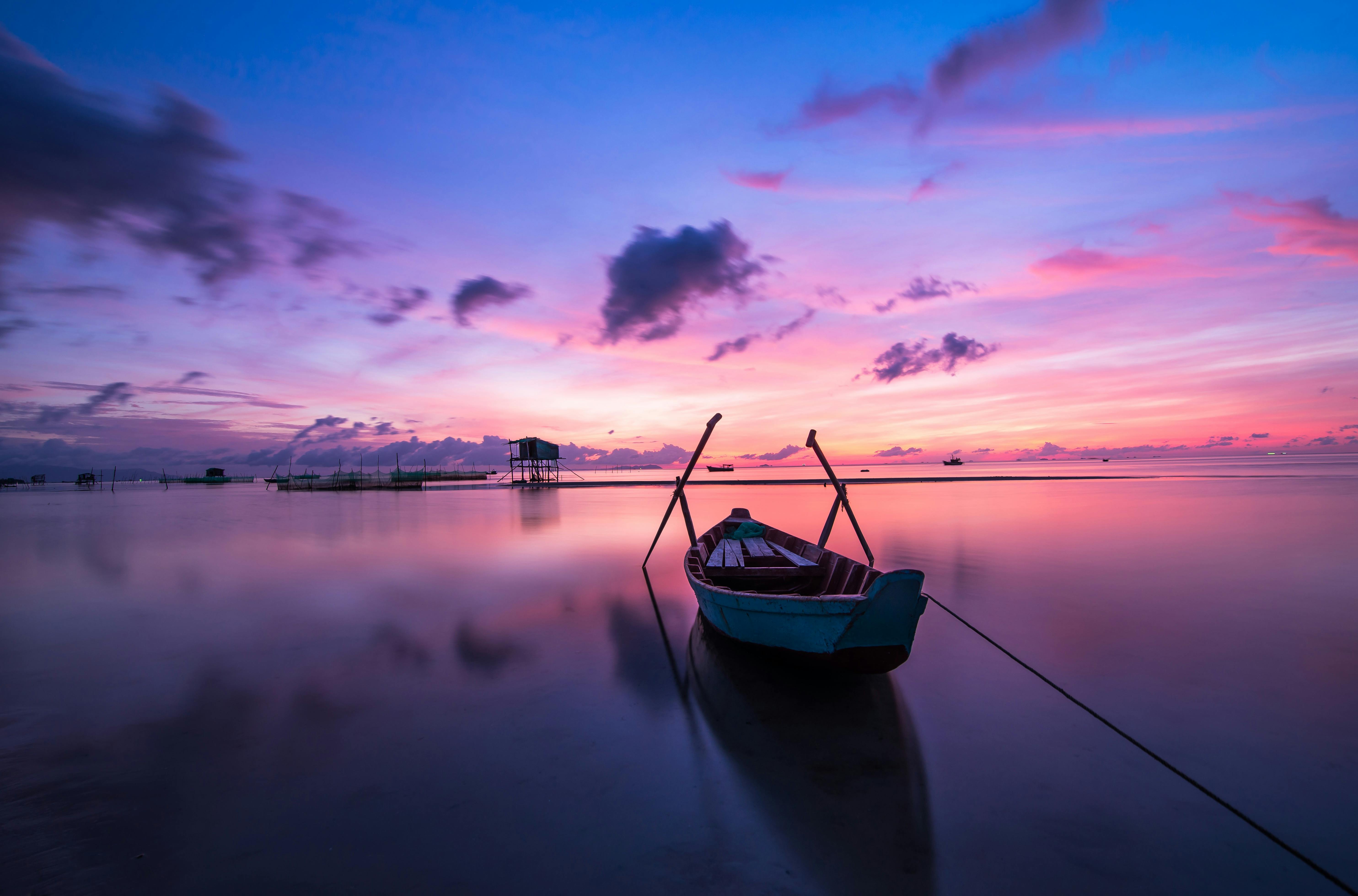 Blue and White Boat on Body of Water · Free Stock Photo