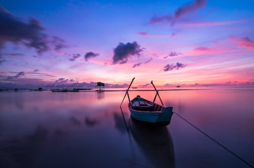 Free Blue and White Boat on Body of Water Stock Photo