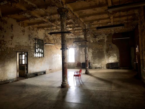 Czerwone Krzesło Wewnątrz Opuszczonego Budynku