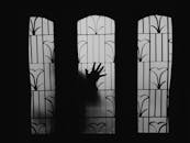 一只手在窗户上勾勒出神秘的轮廓，形成有趣的背光效果