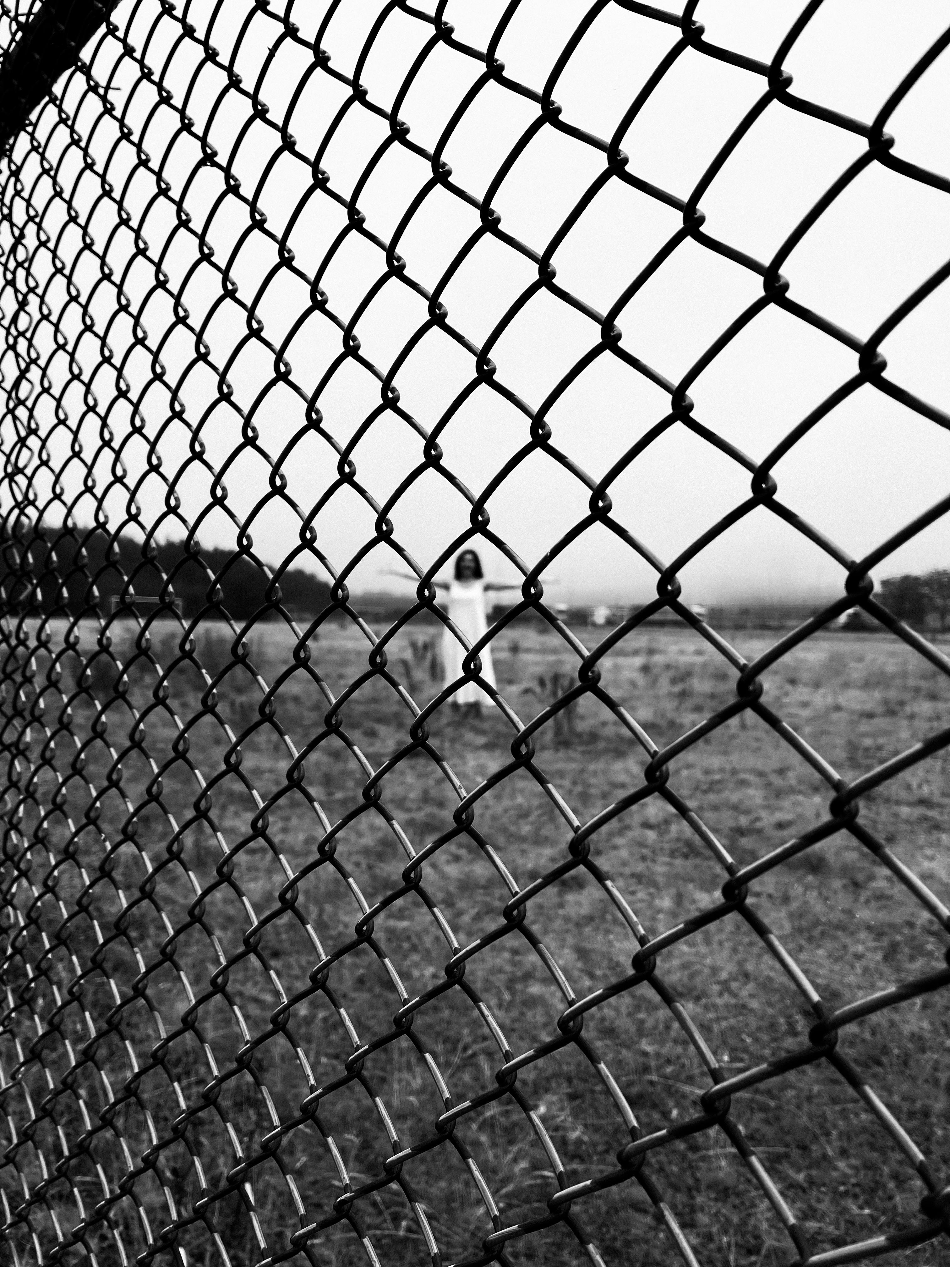 bezplatná Černobílá umělecká fotografie s modelkou za pletivovým plotem v Bolu v Turecku. Základová fotografie