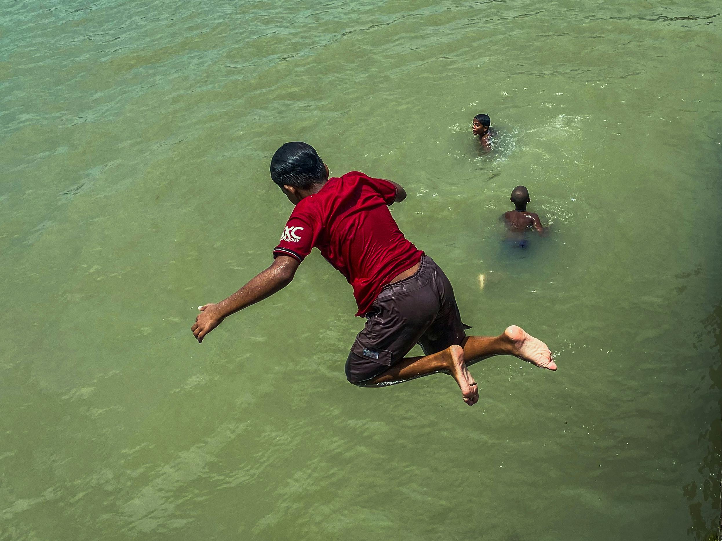 Българският плувец Цанко Цанков покори река Дунав
