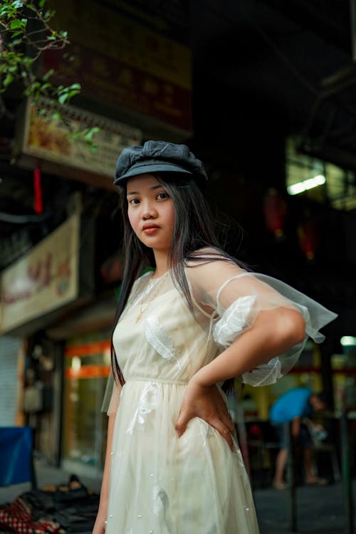 Foto Fokus Dangkal Wanita Mengenakan Gaun Putih