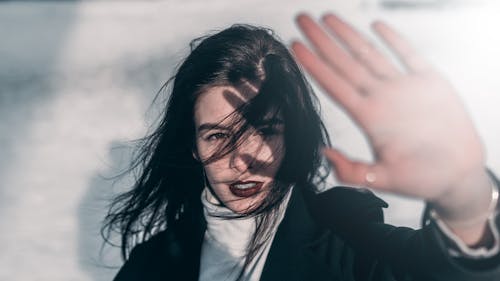 Mujer Cubriendo La Luz Del Sol Con La Mano Izquierda