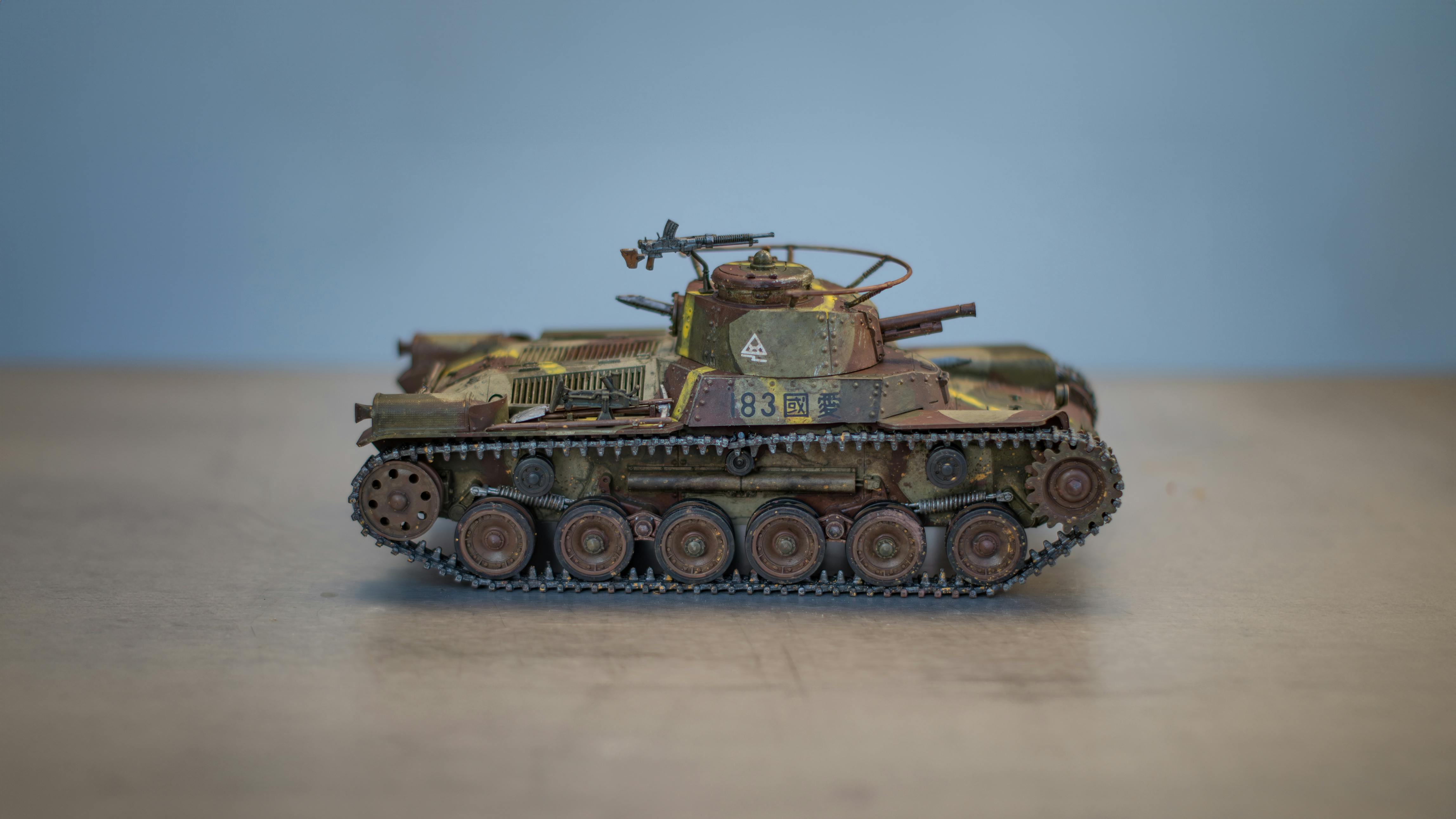 Gratis Maqueta detallada de un tanque clásico sobre fondo neutro. Ideal para aficionados. Foto de stock