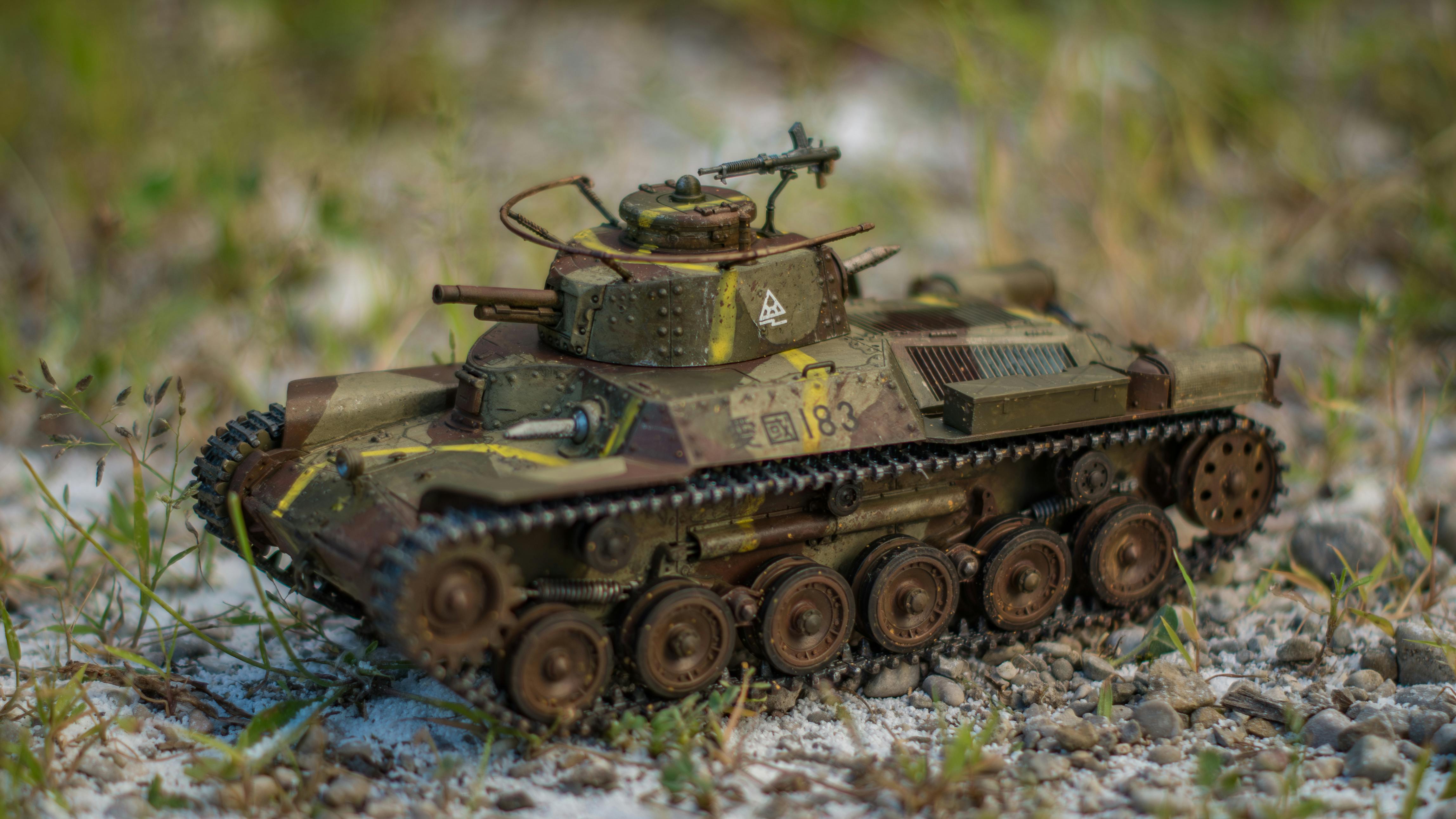 grátis Close-up de um modelo de tanque em cascalho com grama, destacando detalhes complexos e texturas. Foto profissional