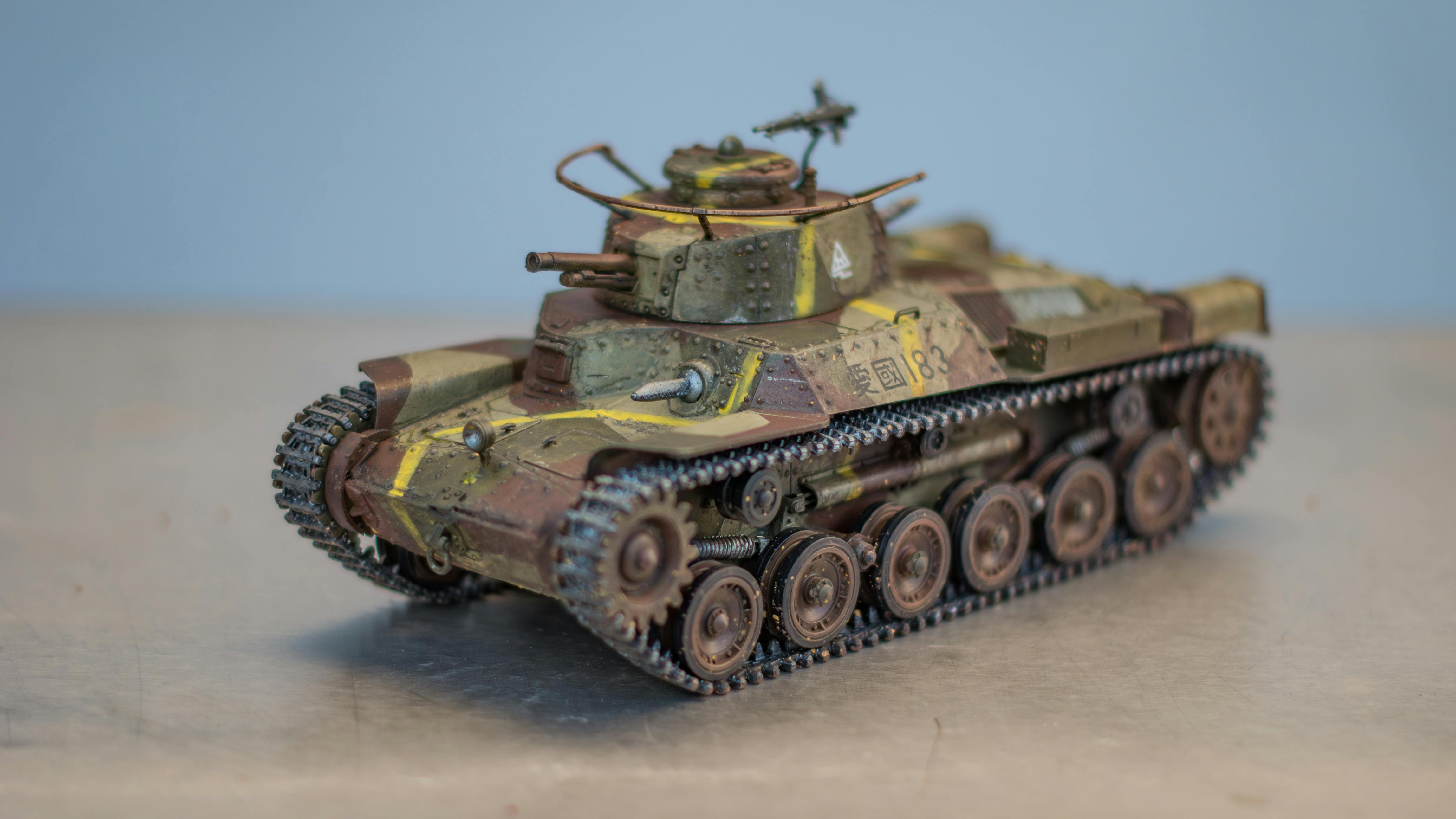 grátis Um modelo realista de tanque exibindo detalhes complexos e efeitos de intemperismo, perfeito para amadores e colecionadores. Foto profissional