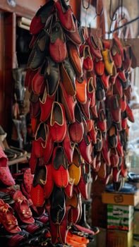 A vibrant display of traditional Turkish shoes in a market stall in Gaziantep, Türkiye. - Fotografer Sidoarjo