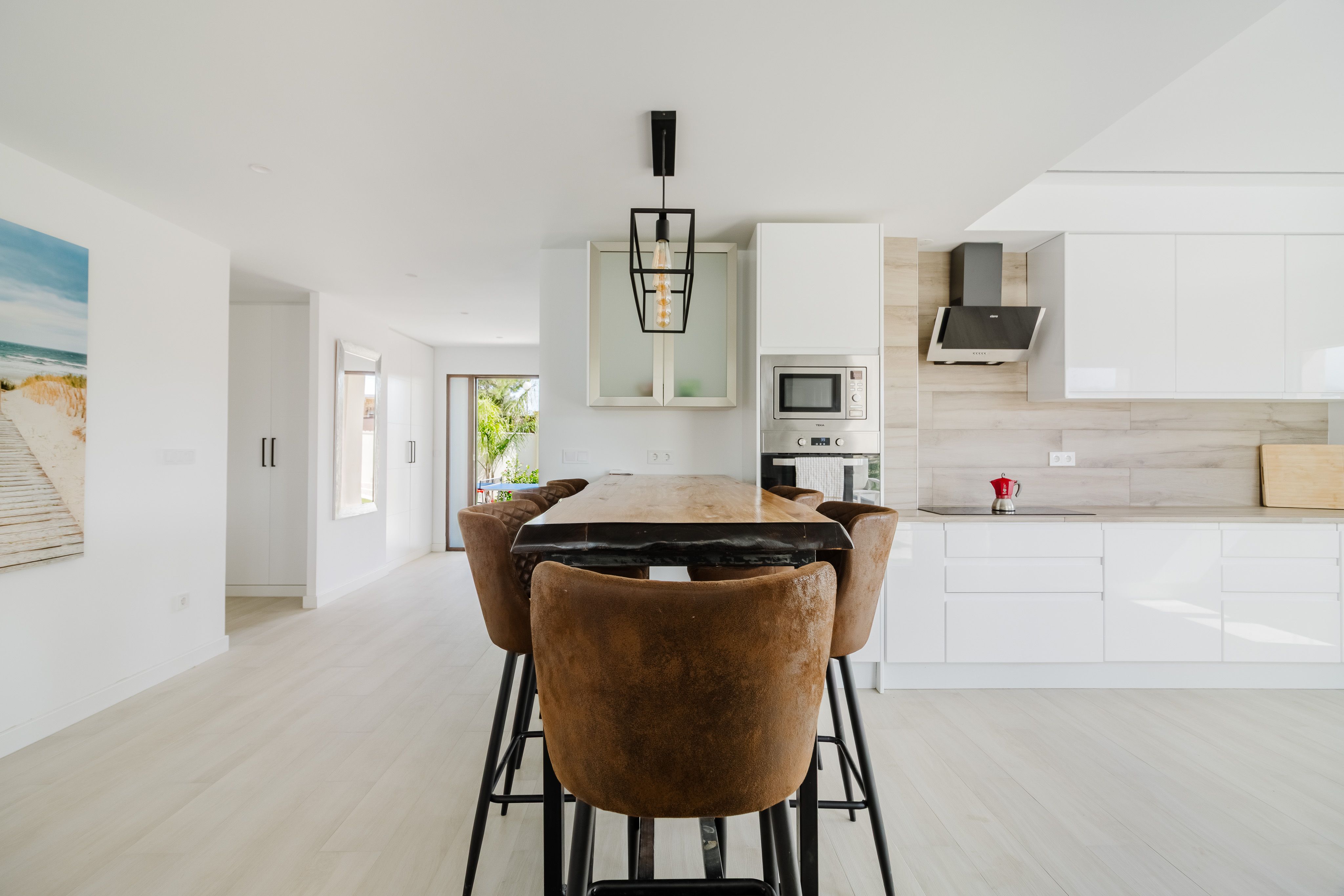 Cocina reformada moderna con isla en España