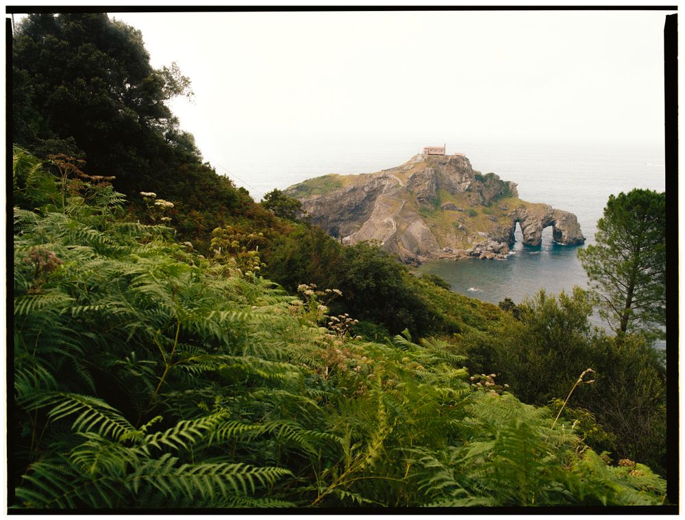 Ladera verde junto a San Juan de Gaztelugatxe, en la costa de Bizkaia