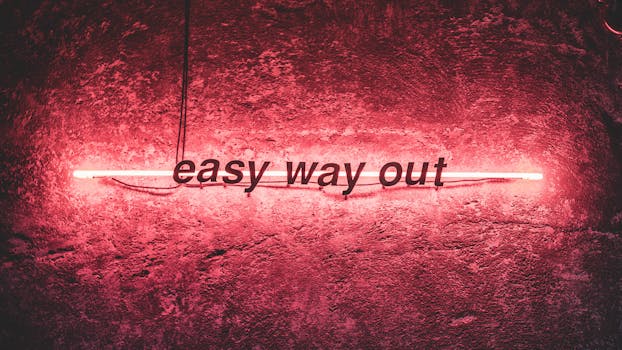 粉红色的霓虹灯在纹理墙壁上打出“轻松的出路”字样，营造出现代而充满活力的氛围