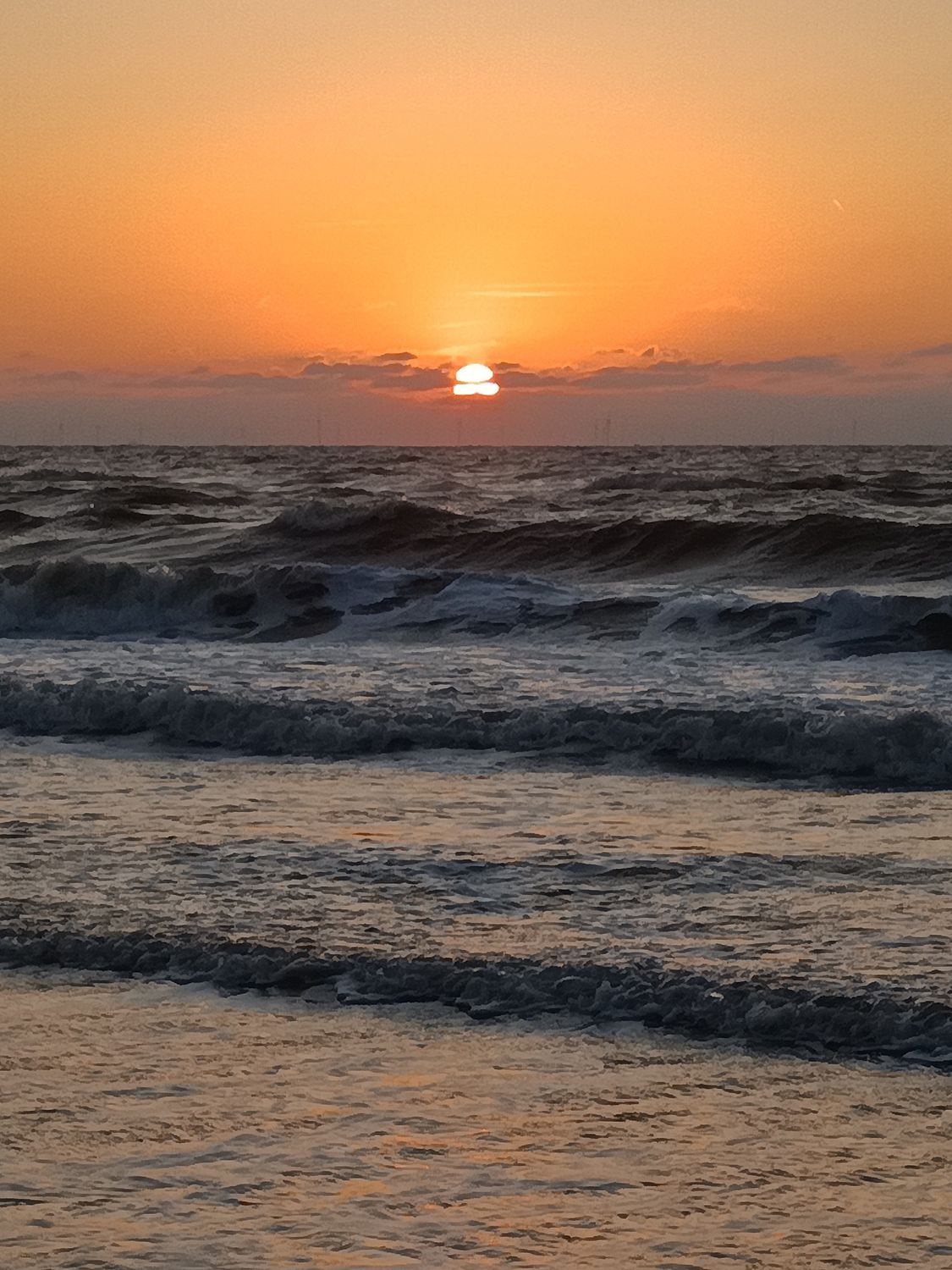 Dramatic Ocean Sunset with Rolling Waves · Free Stock Photo
