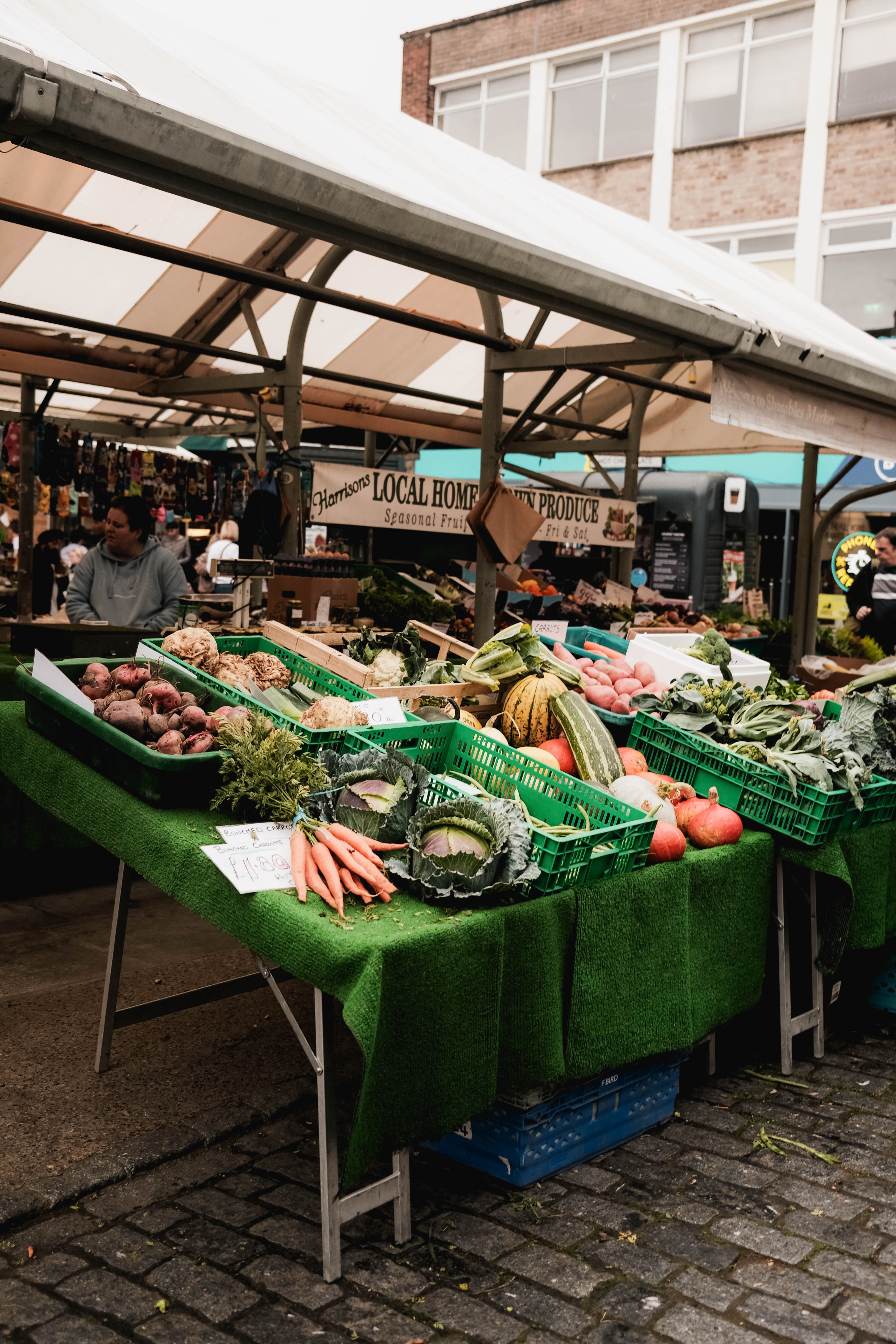 Vibrant Farmers Market Stall with Fresh Produce · Free Stock Photo