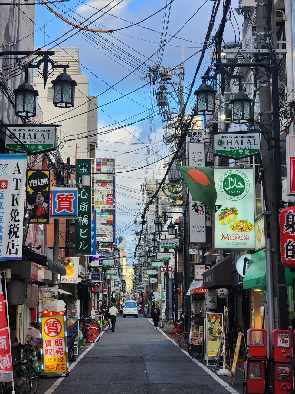 大阪ミナミで人気のお好み焼き店