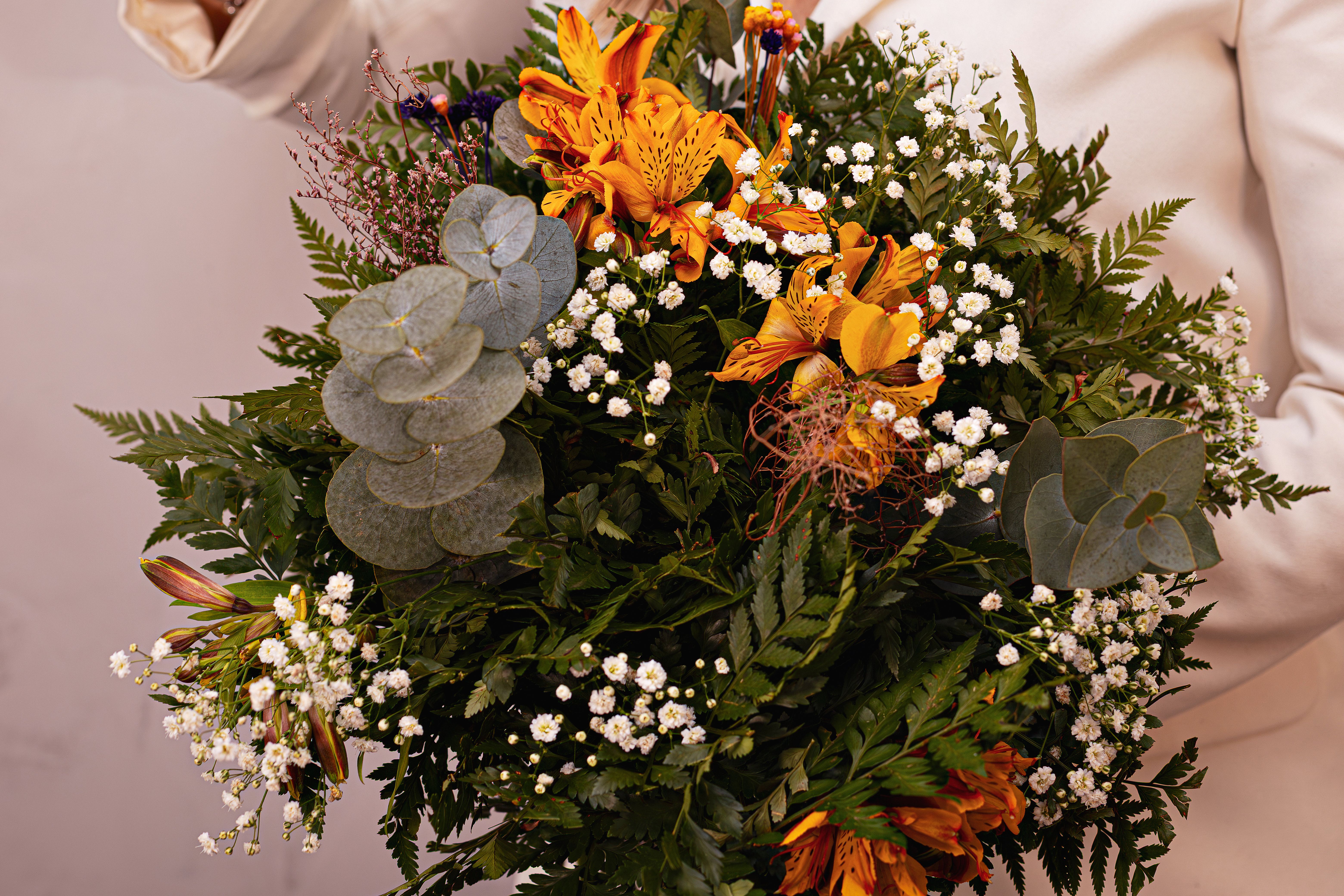 Composizione floreale artistica con fiori freschi di stagione