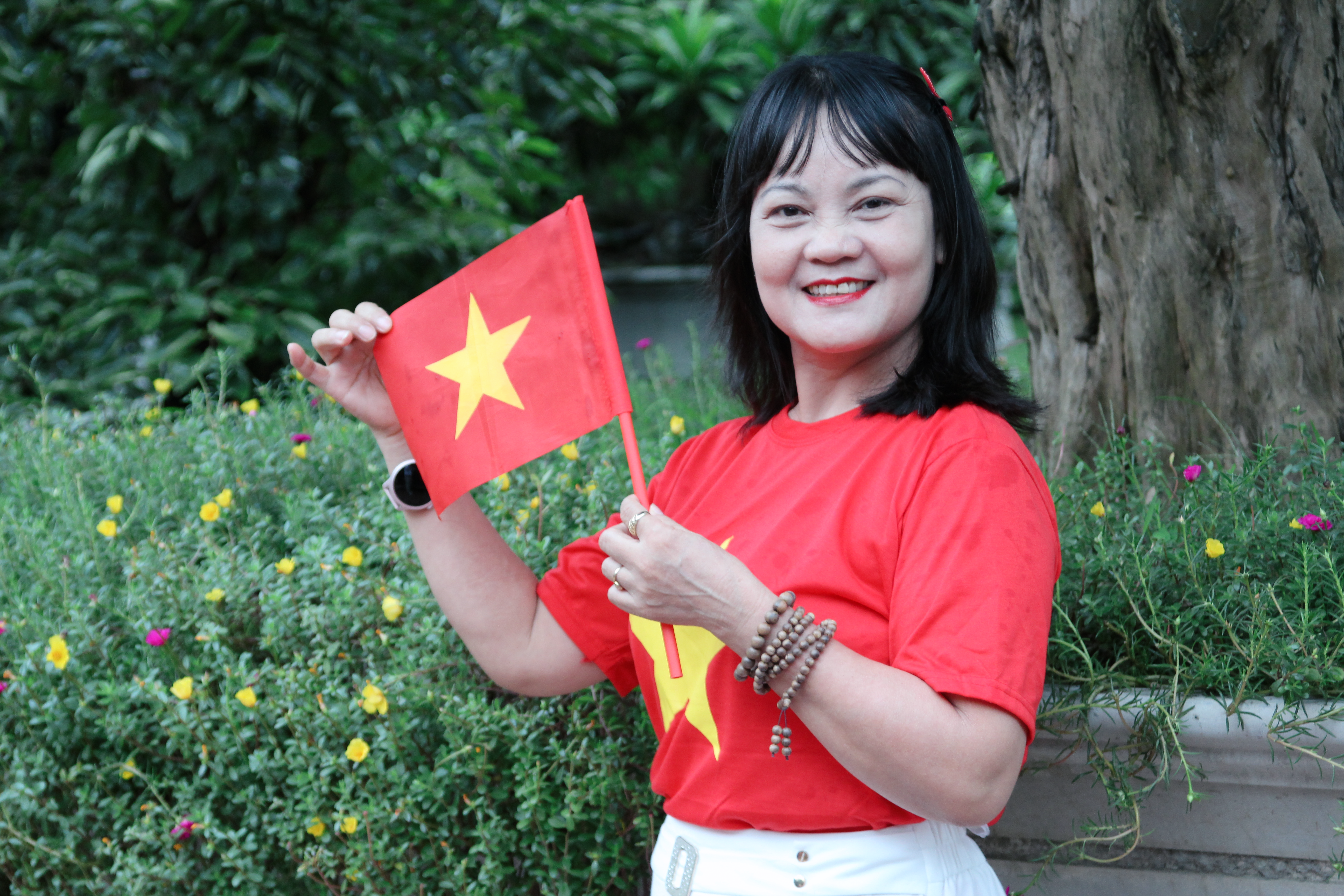 Người chơi Việt Nam ghi chép ngân sách casino tại bàn làm việc, đồng hồ và máy tính hiển thị rõ