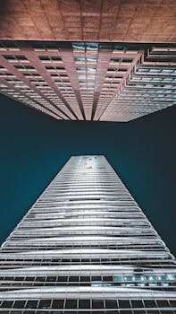 迷人的低角度视角下，摩天大楼高耸在晴朗的蓝天下