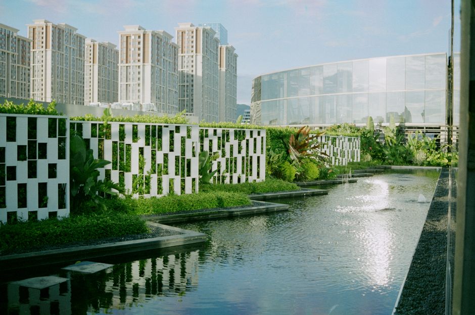 Stadstuin met duurzaam zwembad en eco-vriendelijke materialen. Stadstuin met duurzaam zwembad en eco-vriendelijke materialen.