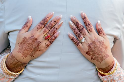 Free Beautiful henna designs on hands adorned with elegant jewelry, perfect for weddings. Stock Photo