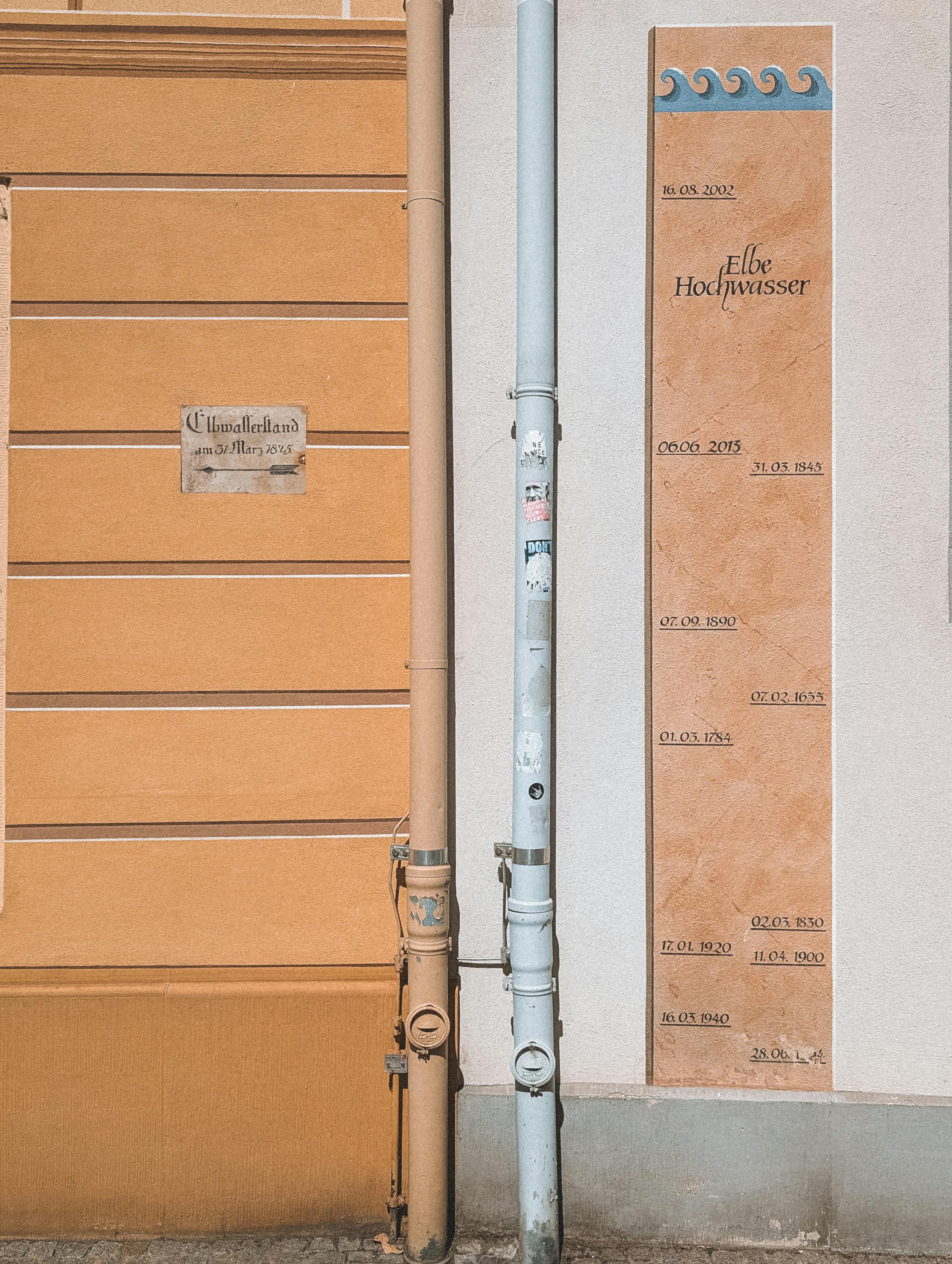 Gratuit Fotografie cu marcajele nivelului inundațiilor de pe râul Elba și zidul din Pirna, Germania. Fotografie de stoc