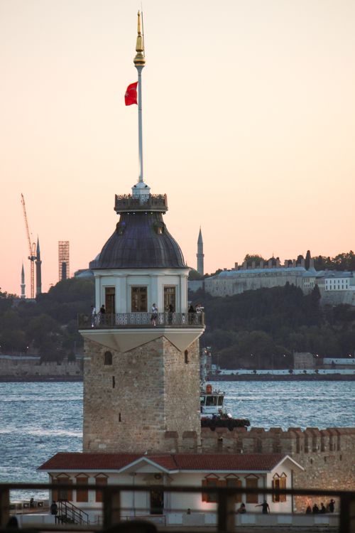 Free Capture the serene view of İstanbul's iconic Maiden's Tower during a warm sunset. Stock Photo