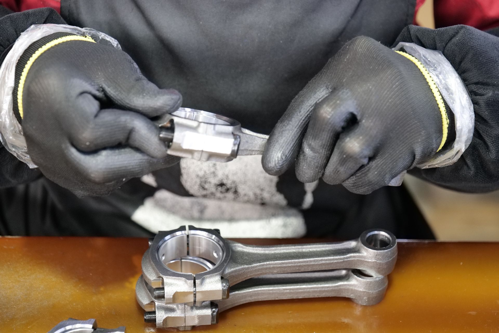 Präzise Montage eines Metallbauteils als Beispiel für sorgfältige Werkstattarbeit.