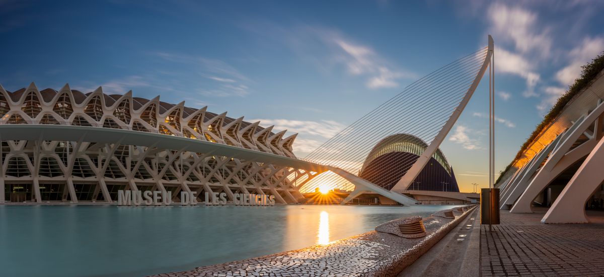 La Cité des arts et des sciences se reflétant dans son bassin au coucher du soleil à Valence
