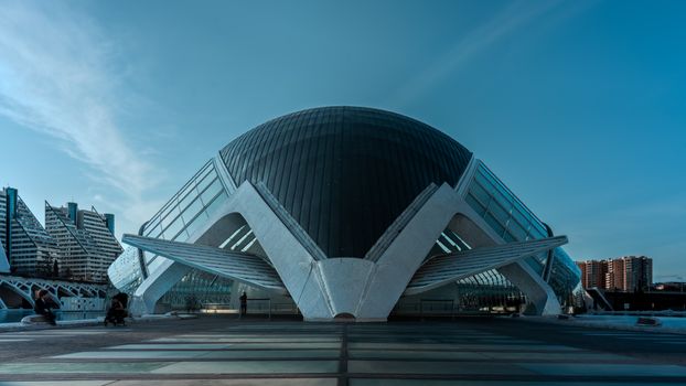 Geheimnisvolles Bauwerk: Himmel & Gebäude in Szene