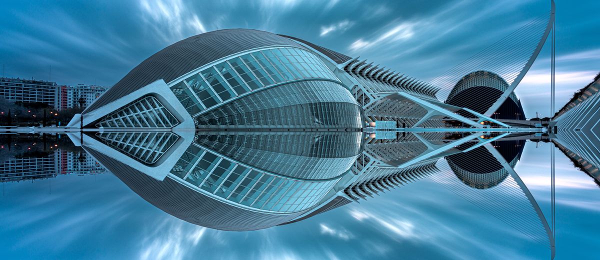 Arquitectura de la Ciudad de las Artes y las Ciencias reflejada en el agua