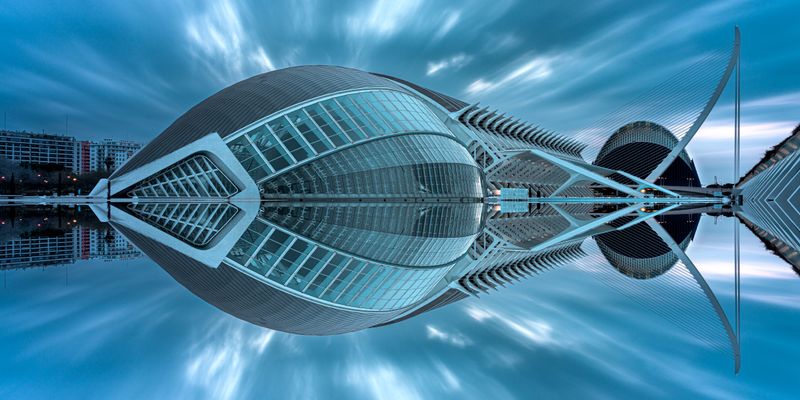 Arquitectura de la Ciudad de las Artes y las Ciencias reflejada en el agua