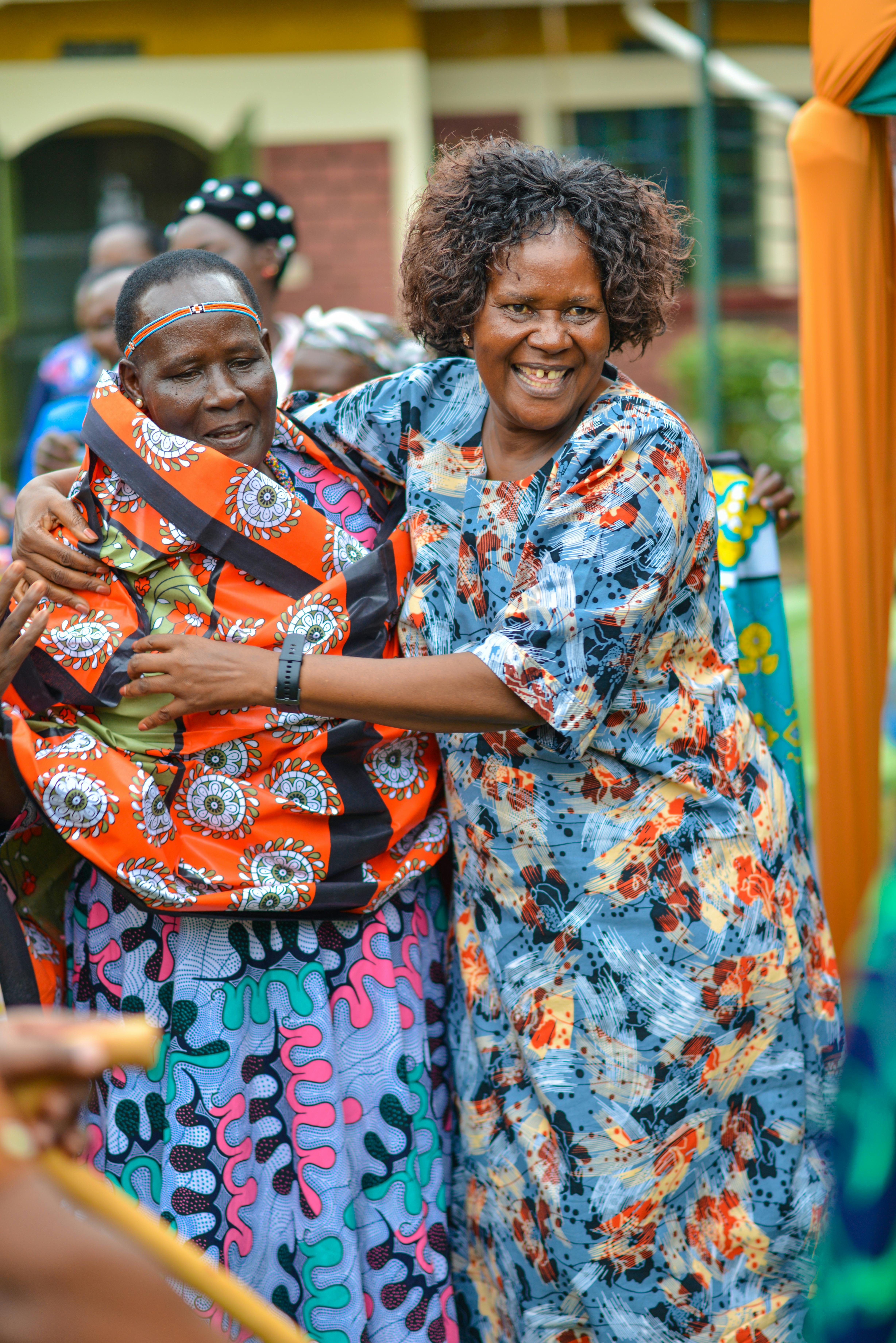 ฟรี ผู้หญิงสวมชุดสีสันสดใสขณะร่วมกิจกรรมทางวัฒนธรรมอันมีชีวิตชีวากลางแจ้ง คลังภาพถ่าย