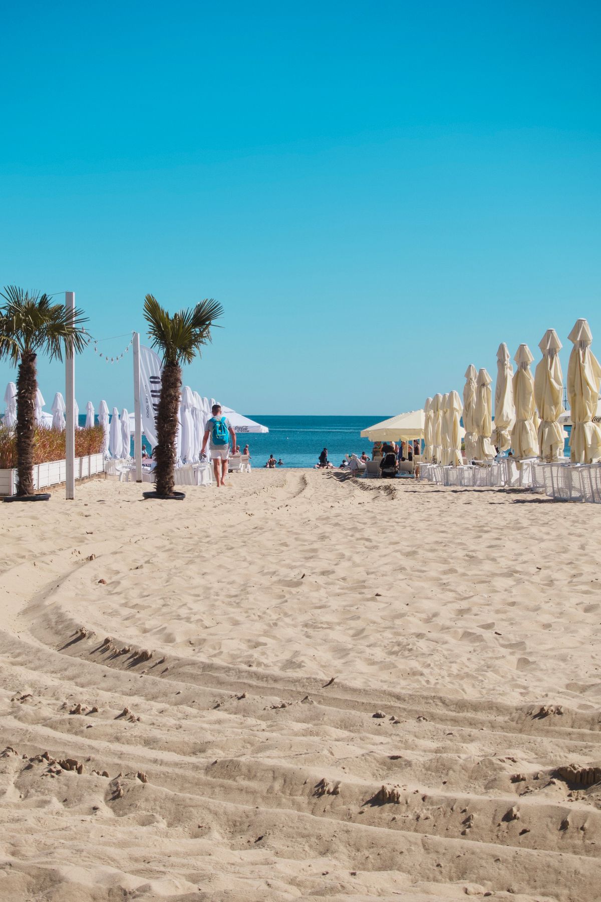 Mamaia Nord - plajă cu palmieri și umbrele