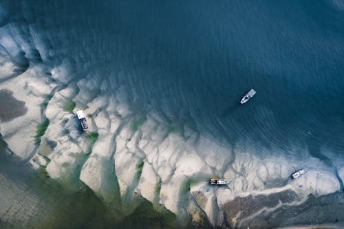 Boote Auf Gewässern Und Ufer Während Des Tages