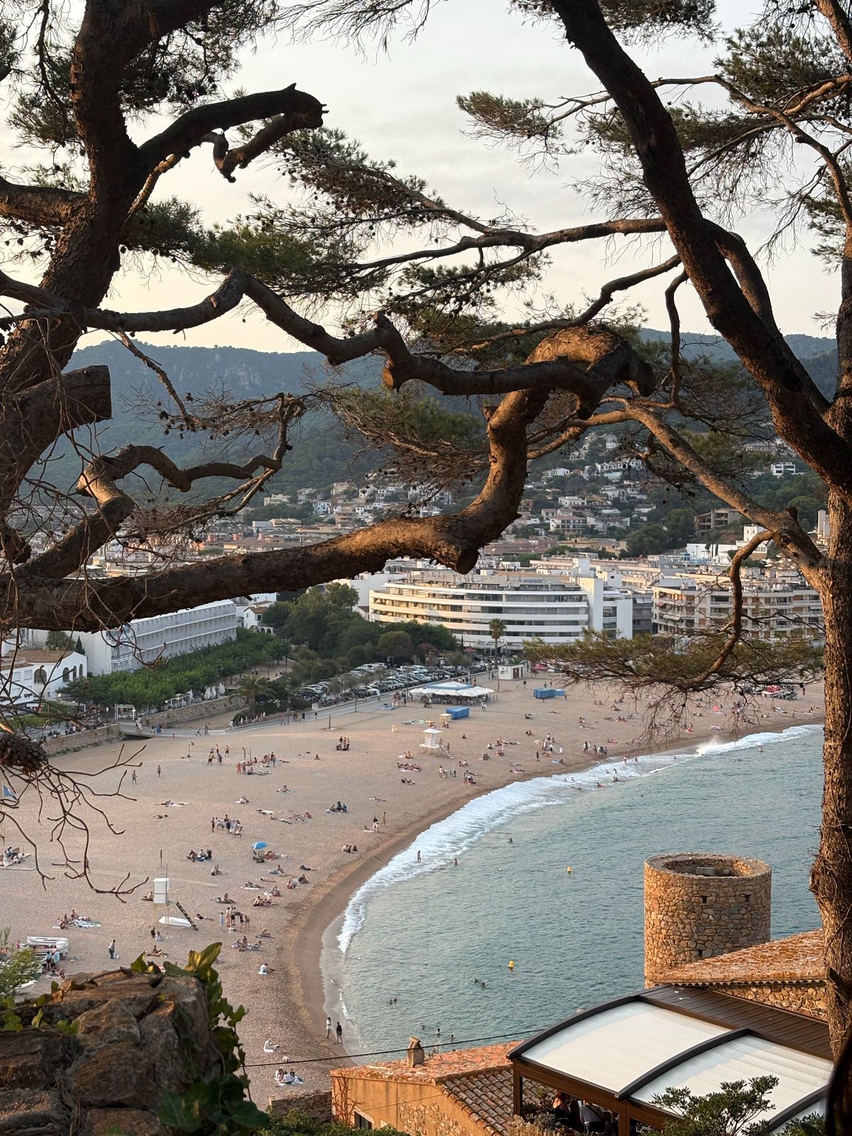 Tossa de Mar - plaja la apus cu munții pe fundal