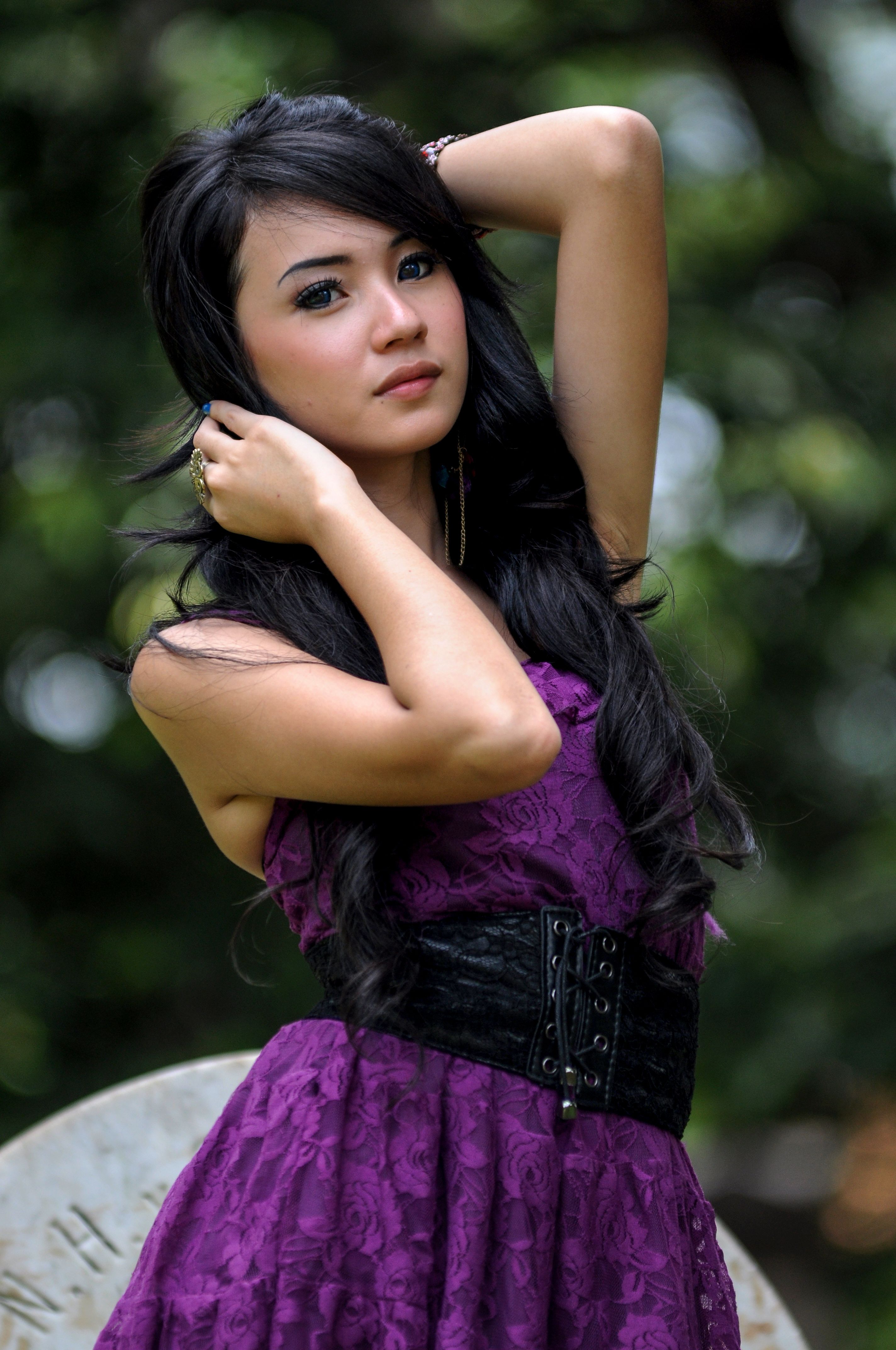 Portrait De Mode En Extérieur Dans Une Robe Violette Vibrante · Photo ...