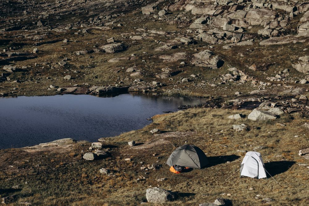 Loc de campare lângă un lac nordic, într-un peisaj stâncos din Vestland, Norvegia