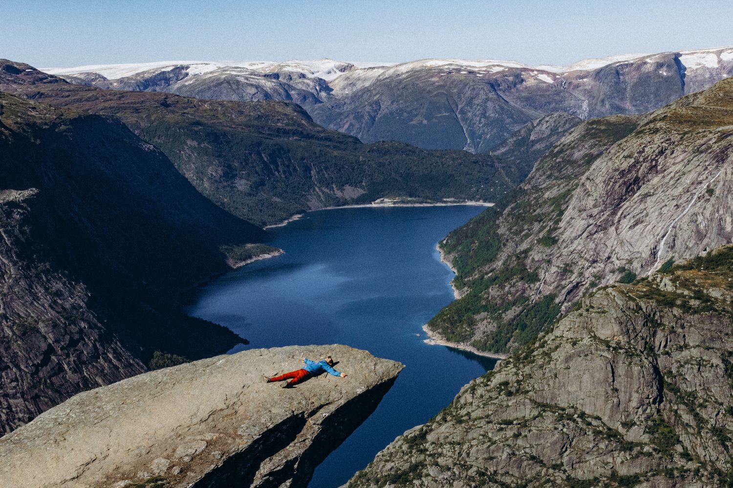 Trolltunga w Norwegii nad jeziorem Ringedalsvatnet