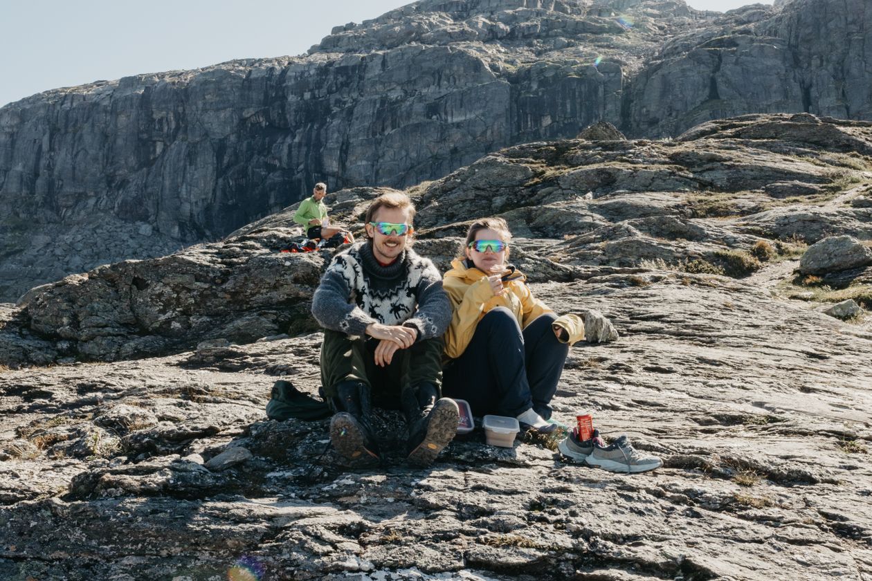 Hai người bạn nghỉ chân trên đường mòn Trolltunga, Na Uy