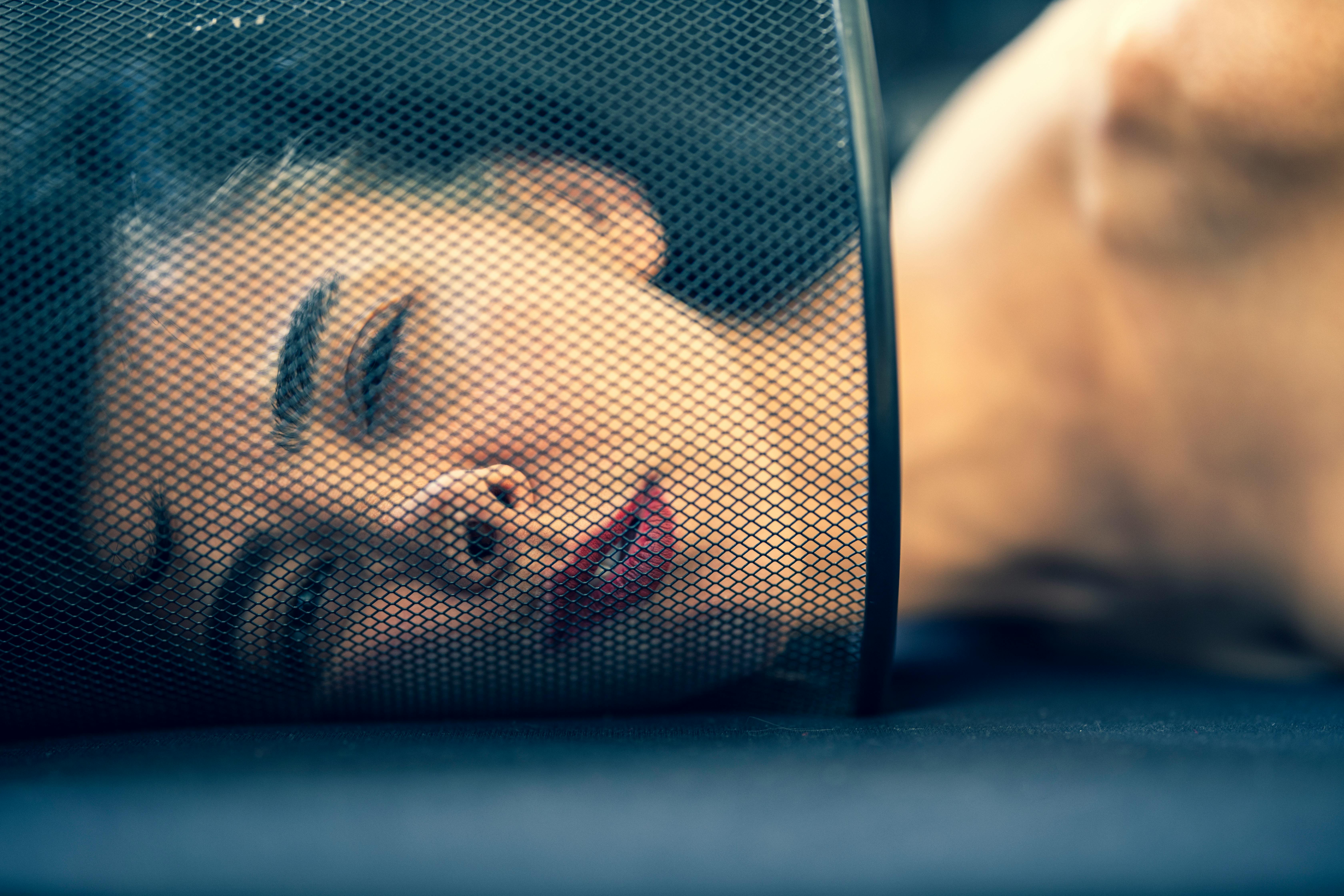 艺术特写肖像背后女人的网，营造出独特的视觉效果