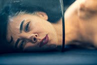 网后女人的艺术特写肖像，创造出独特的视觉效果